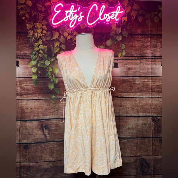Abercrombie & Fitch Dresses & Skirts - Abercrombie & Fitch Cream and White Patterned Top